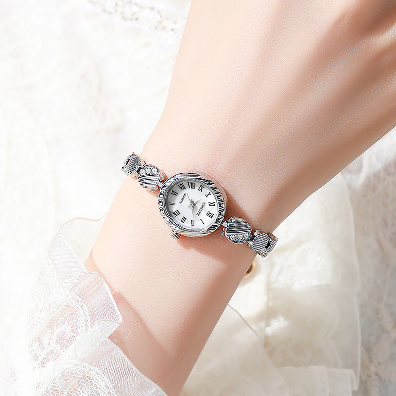 Bracelet Watch In Gold A Stylish Quartz Timepiece With A Vintage Mid-century Vibe And A Touch Of Light Luxury