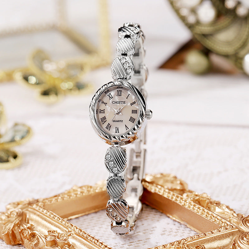 Bracelet Watch In Gold A Stylish Quartz Timepiece With A Vintage Mid-century Vibe And A Touch Of Light Luxury